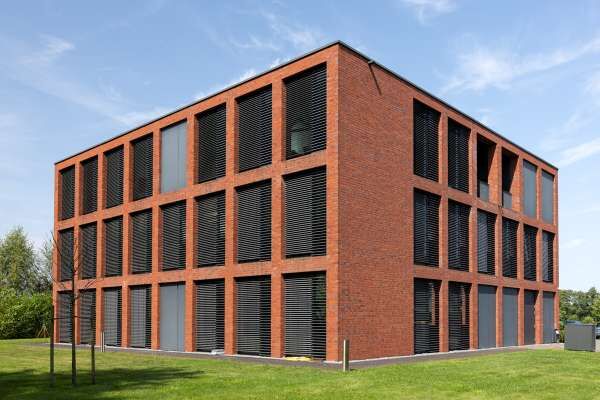 Bürogebäude H11 mit Klinker 104-132-NF rot, Kohle